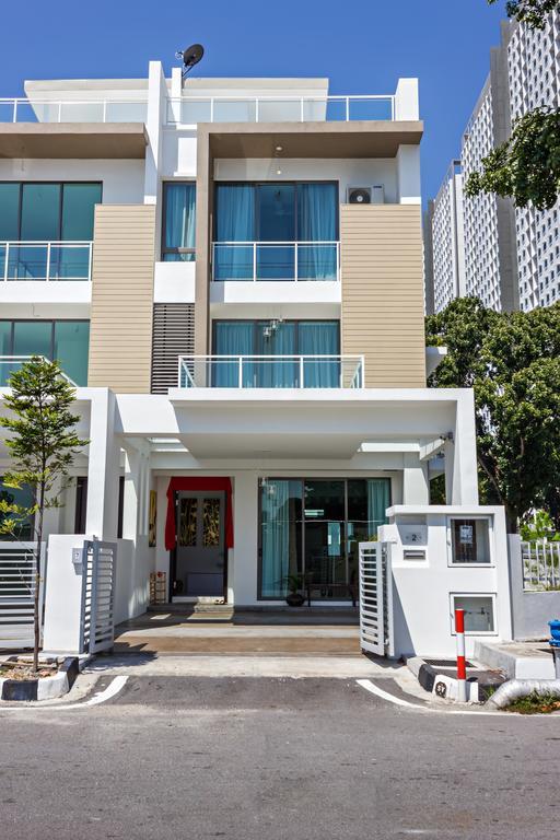 R Residence Jelutong Extérieur photo