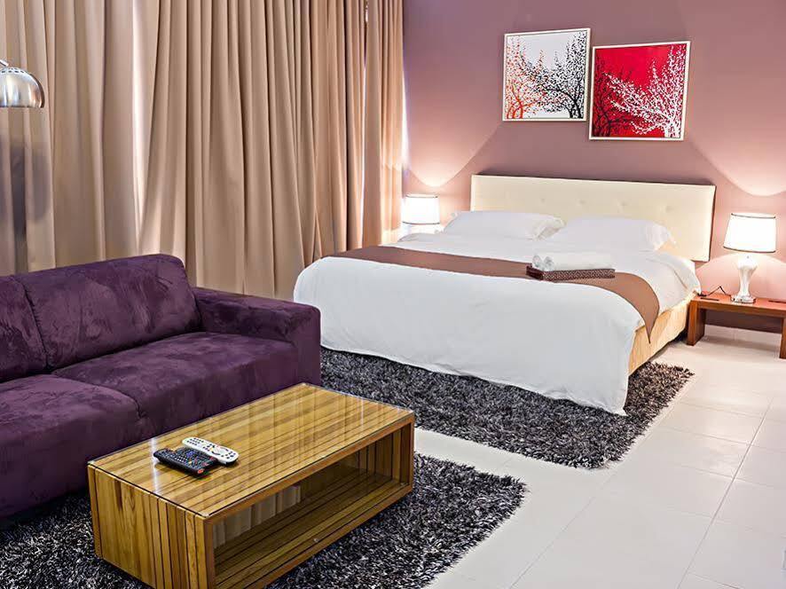 R Residence Jelutong Extérieur photo